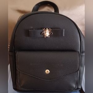 La Terre Black backpack w/bee pin
